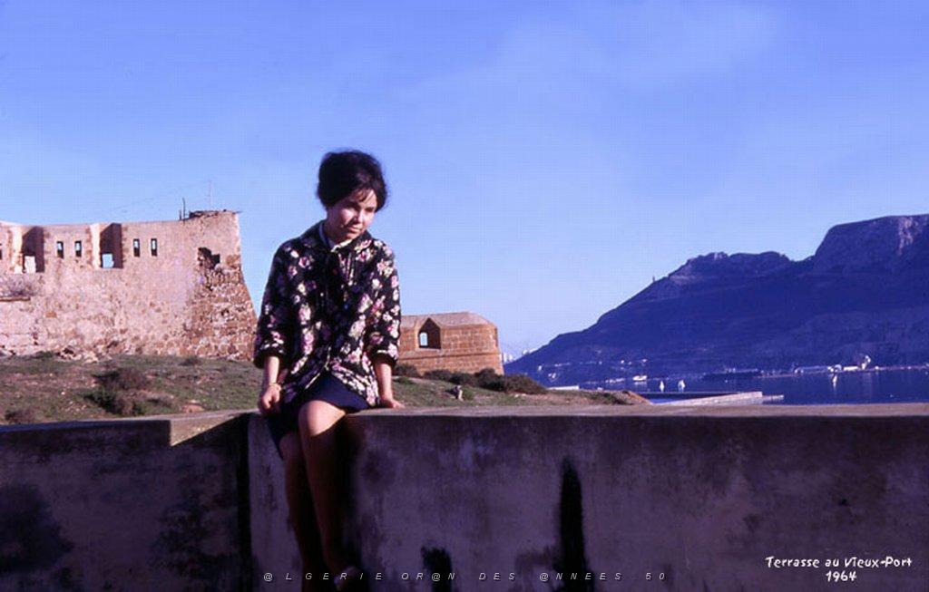MERS EL KEBIR F LA TERRASSE AU VIEUX PORT 1964.JPG